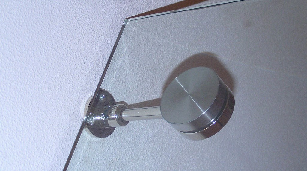 УФ-склейка стекла в стекольной мастерской
